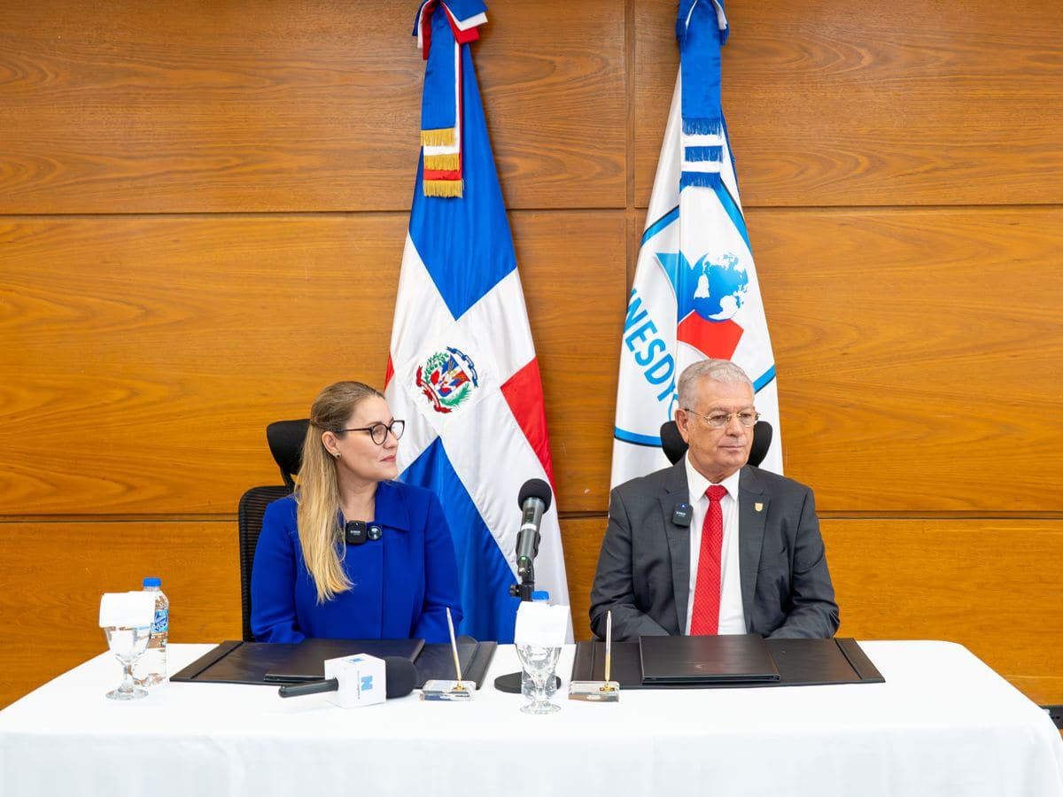 Acto de alianza entre INPLOG e INESDYC (foto 1 de 6)