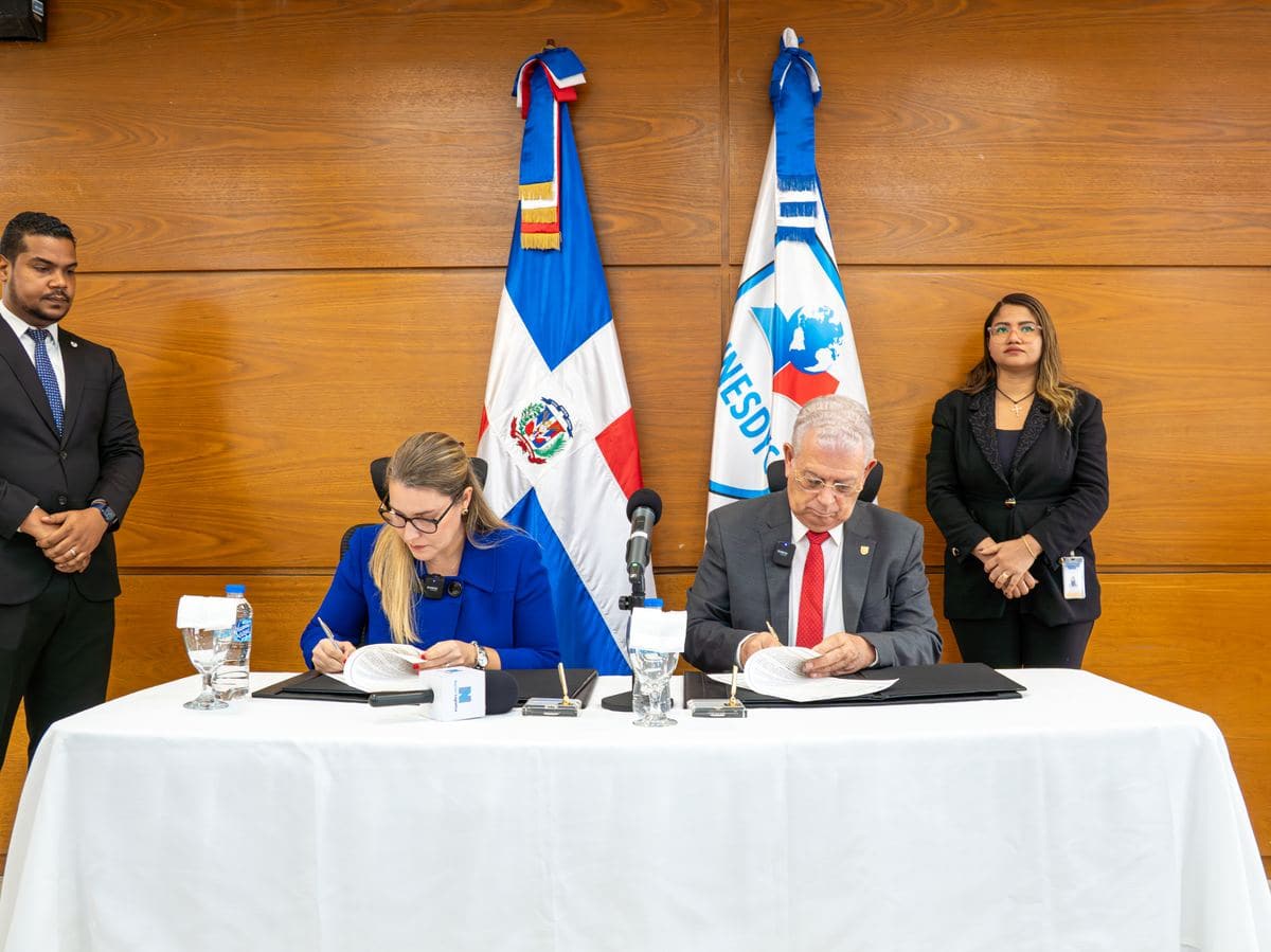 Acto de alianza entre INPLOG e INESDYC (foto 2 de 6)