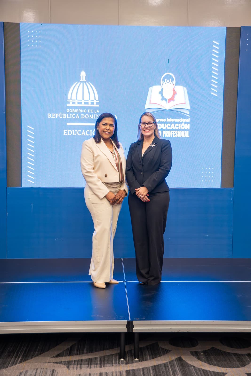 Participantes en el escenario de un evento del Ministerio de Educación
