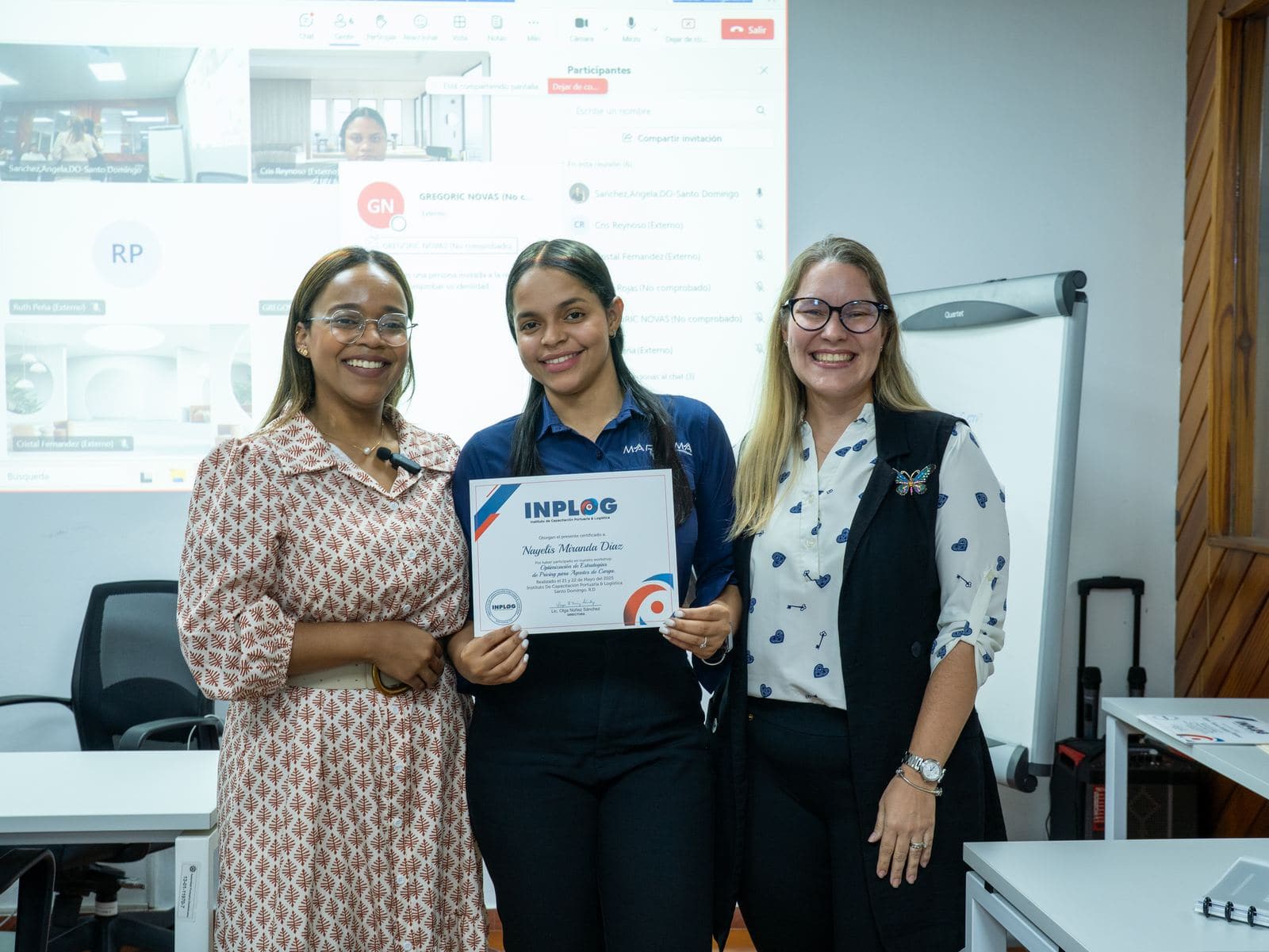Egresados de INPLOG con sus diplomas