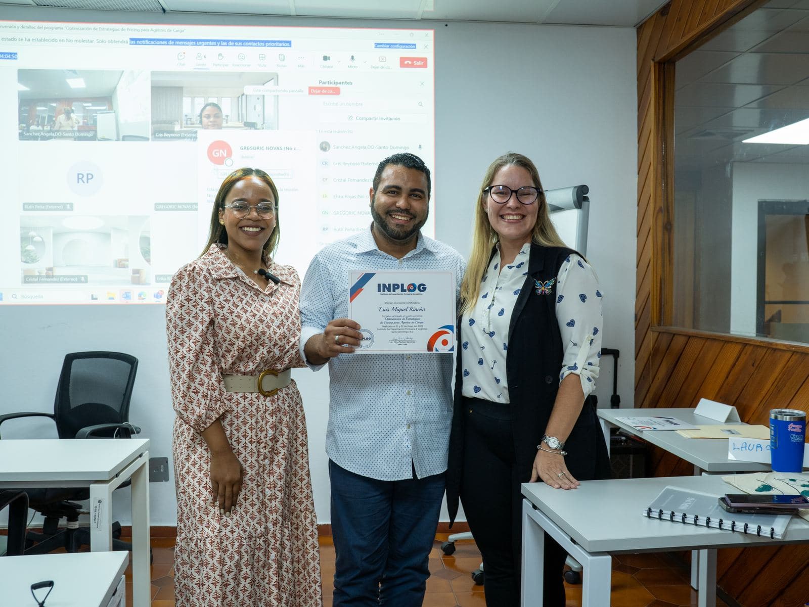 Egresado recibe su certificado de INPLOG