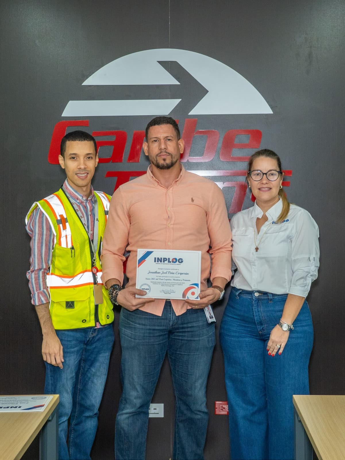 Egresado de Visión 360 recibe su certificado de INPLOG en Caribetrans